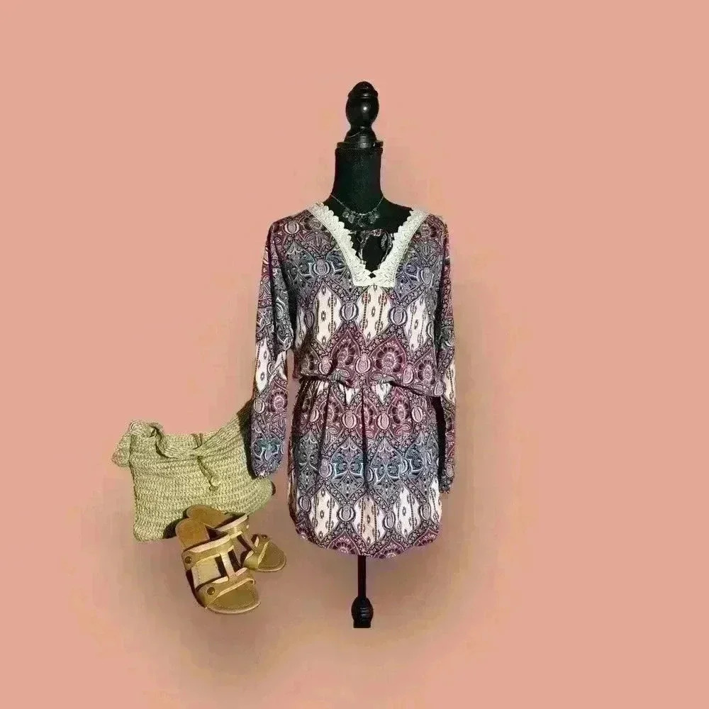 Glam Boho Mini Dress with Long Sleeves and Lace Trimmed Vneck Size Small